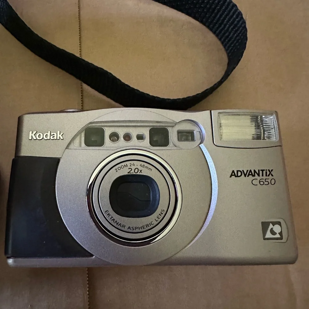 Kodak ADVANTiX C650 Zoom Camera - Silver soft case and how to book included